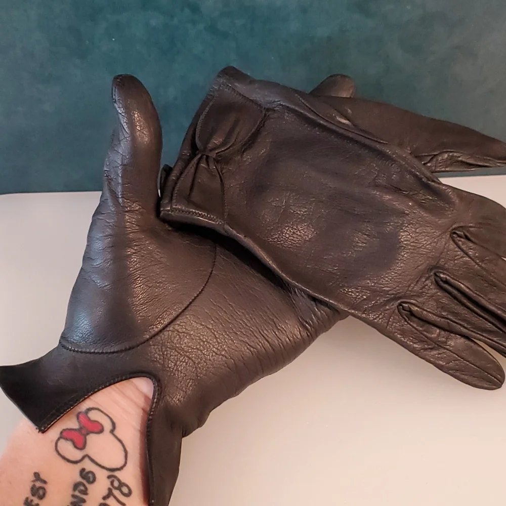 Vintage Black gloves for smaller hands bow detail